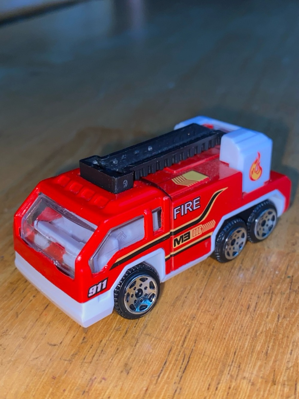 Fire Rescue Service Fire Brigde Free Wheel Scale 1:64 Metal and Plastic Body